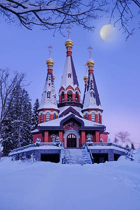 美丽的教堂在冬天。宗教