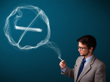 年轻男子吸烟有害健康香烟与禁止吸烟标志