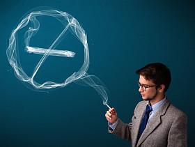 年轻男子吸烟有害健康香烟与禁止吸烟标志