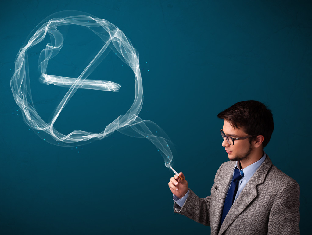 年轻男子吸烟有害健康香烟与禁止吸烟标志