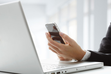 女商人發(fā)短信