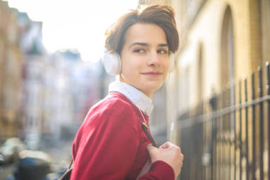 走在街上聽音樂的年輕人