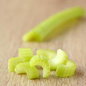 木制背景上绿色的新鲜 slised 芹菜