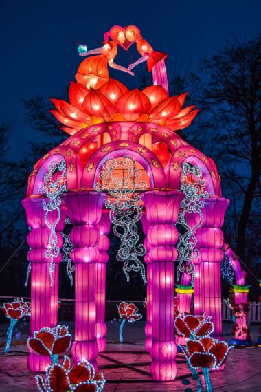 公园里各种明亮的中国小灯。花环。街道和房子的不寻常的装饰。节日气氛