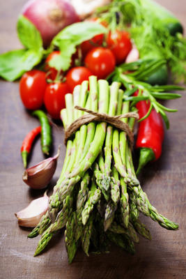 新鮮綠蘆筍和蔬菜