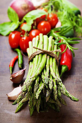 新鲜绿芦笋和蔬菜