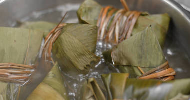 用竹子粘餃子煮