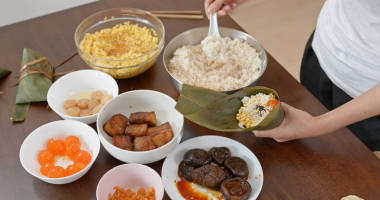 女人在家里包竹子饺子