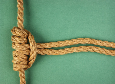 與海洋結(jié)綠色背景上的繩索照片