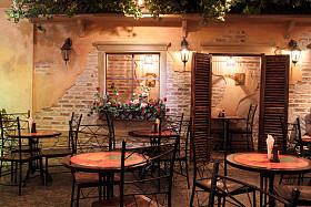 复古餐厅内部与树