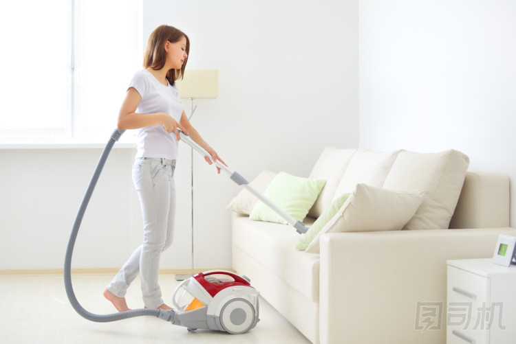 有吸引力的女孩用真空吸塵器