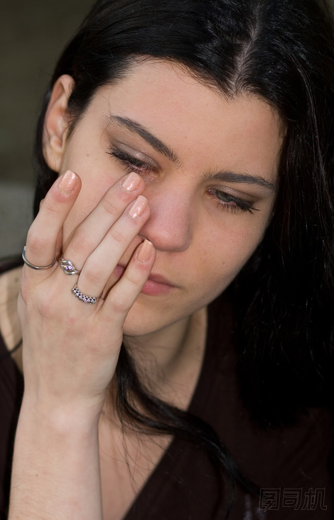 悲傷的年輕女子圖片