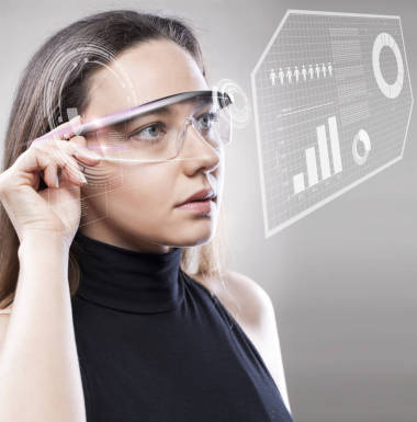 戴著未來派智能眼鏡的女人圖片