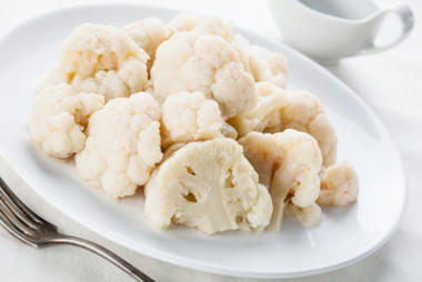 在白板上醬蒸的花椰菜