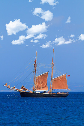 与帆船的海景图片