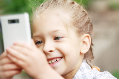 移动电话的小女孩