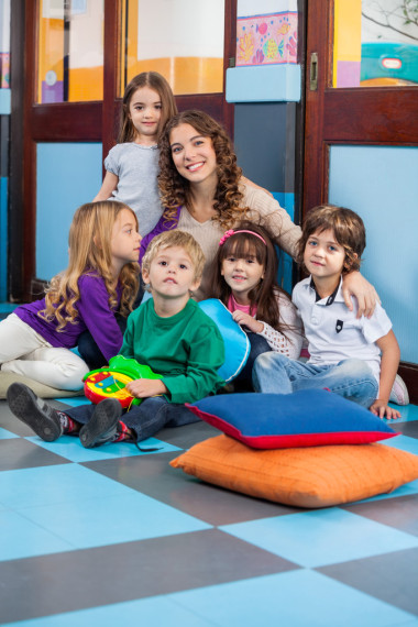 老师和学生坐在教室的地板上