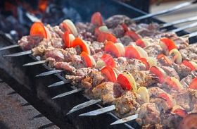 令人垂涎的新鲜肉类肉串烤 (串) 准备着烧烤架上