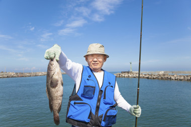 顯示大石斑魚(yú)的快樂(lè)亞洲高級(jí)漁夫