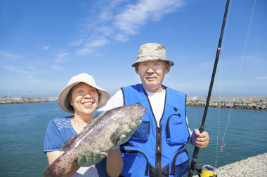 高級(jí)對(duì)快樂(lè)的夫妻去捕魚(yú)和顯示大
