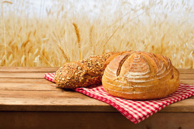 木制復(fù)古表上桌布上的新鮮面包