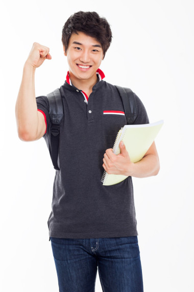 年轻的亚洲 stdudent 显示拳头