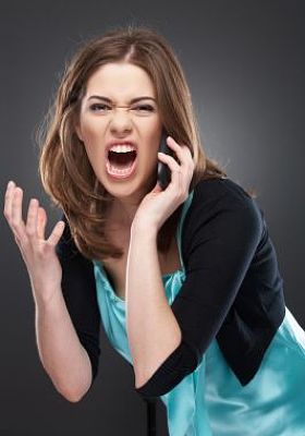 在电话中愤怒的女人叫喊声图片