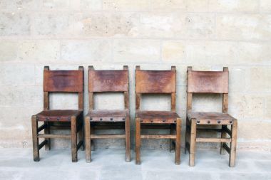 在石頭墻的四個(gè)老式椅子