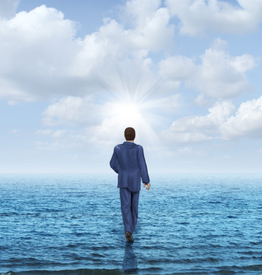 在水面上行走圖片