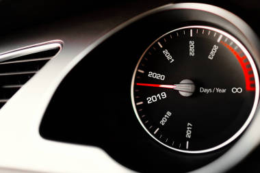 豪華車內(nèi)飾細節(jié)。車里的儀表板測速 儀