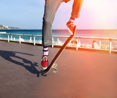 滑板手上滑板跳躍