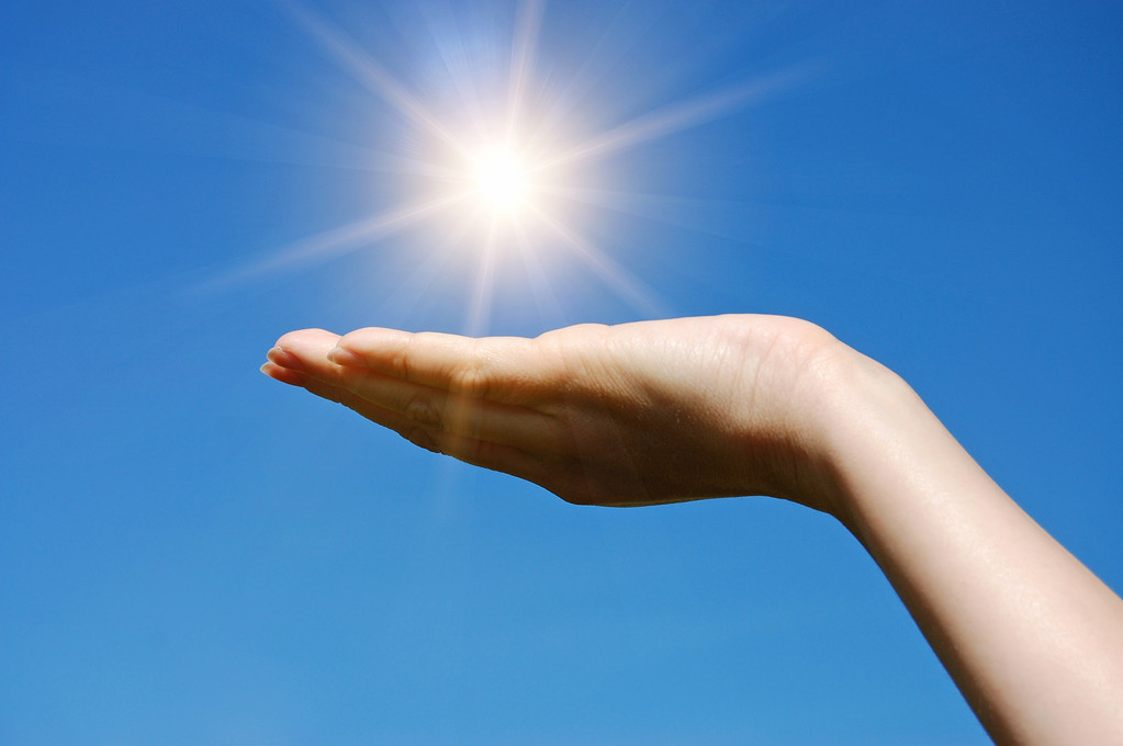 女手触摸太阳照片 女手触摸太阳照片