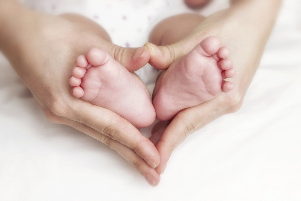 在母亲手中的新生婴儿