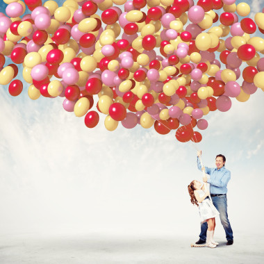 父亲和女儿举行气球图片