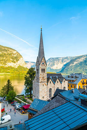 哈尔施塔特村庄在 Hallstatter 湖在奥地利阿尔卑斯
