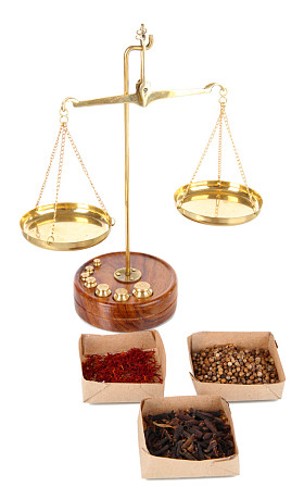 出售的白色上孤立的香料