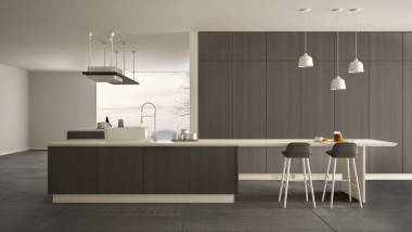 極簡(jiǎn)主義豪華昂貴的白色和木制廚房，島嶼，水槽和燃?xì)庠?，開放空間，全景窗口，大理石陶瓷地板，現(xiàn)代室內(nèi)設(shè)計(jì)建筑概念