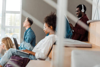 演講廳中具有數(shù)字設(shè)備的多民族學(xué)生的選擇性重點(diǎn)