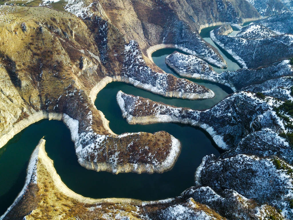 乌瓦茨河河月景的空气视图图片