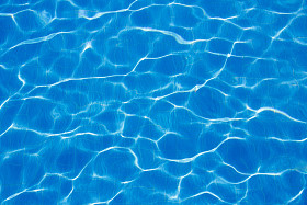 蓝色泳池的底部照片