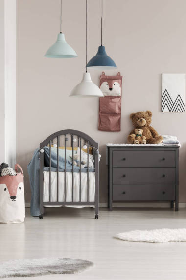 灰色木制嬰兒床在時(shí)尚的斯堪的納維亞嬰兒臥室內(nèi)部