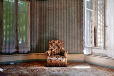 在一個廢棄的房子沙發(fā)