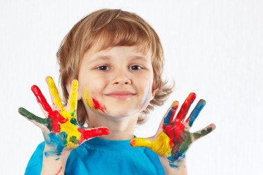 在白色背景上畫手微笑著的小男孩