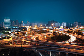 在夜晚的美丽立交桥图片