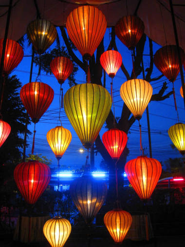 装饰夜公园的灯笼图片