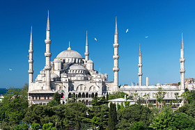 在伊斯坦布尔，土耳其的蓝色清真寺 (sultanahmet 清真寺） 的视图