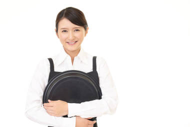 微笑的亞洲女服務(wù)員查出在白色背景