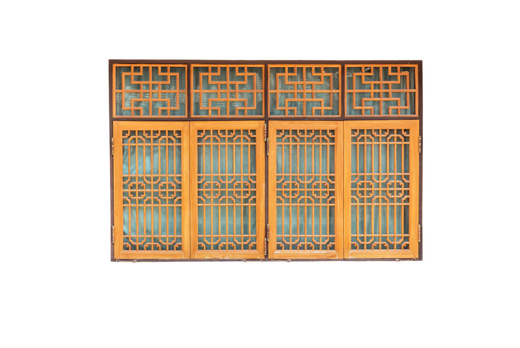 白色背景的中国木窗，带剪贴路径