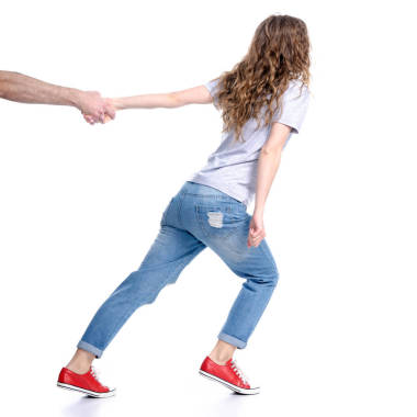 女人牽著男人的手照片