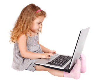 帶著手提電腦的小女孩